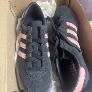 NEW IN BOX Adidas Women’s Blackish grey Suede Sneakers with Pink Stripes
